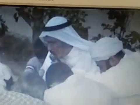 الوالد يعطي البيعة في الطريقة الرفاعية الصوفية لمريديه بسوريا عام ١٩٩٩ م