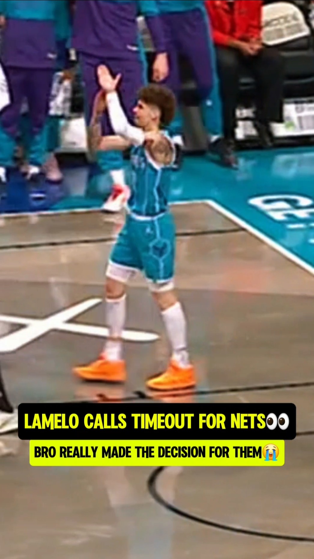 LaMelo playing like he's in the backyard ?