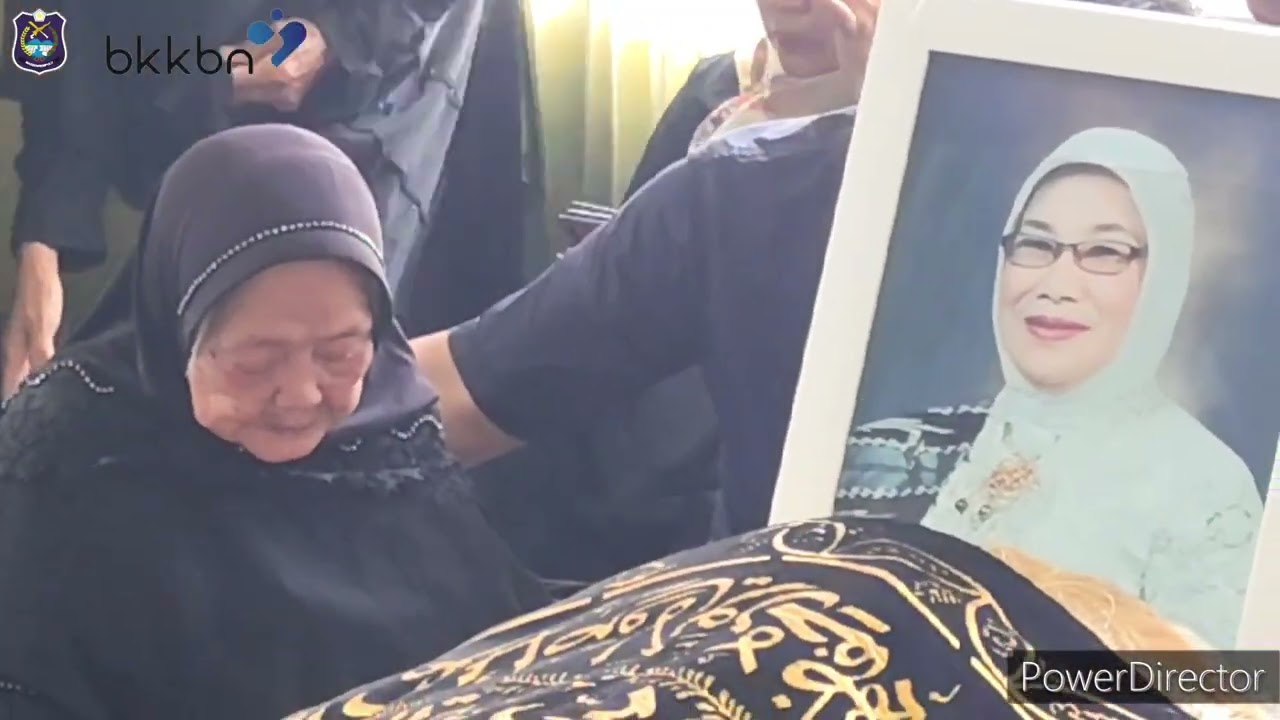 Pemakaman almarhumah Dra. Hj. Johra Muslimin Bando, M. Pd di Kec. Alla,,