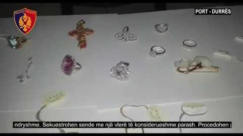 Tregtonin orë, byzylykë, e unazë me gurë si të diamantit, ndalohen dy shtetas - SHUPLAKA