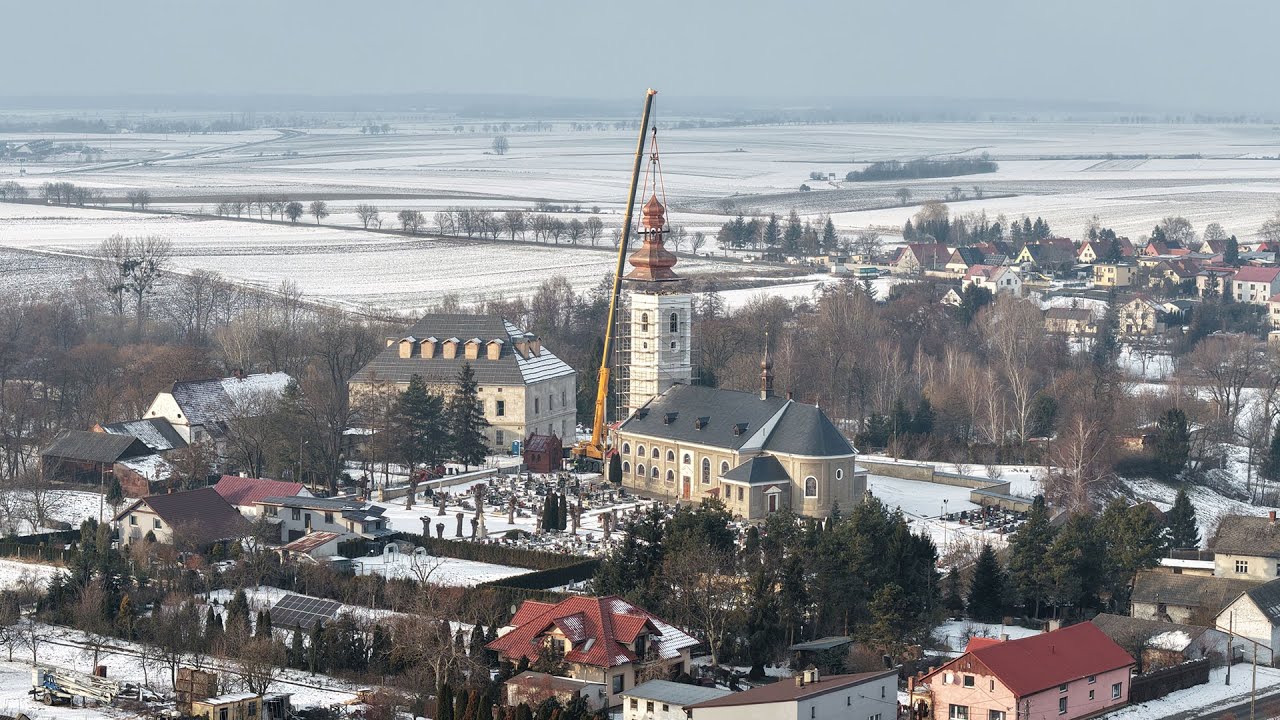 Nowy hełm (zwieńczenie) wieży kościelnej w Grobnikach na Opolszczyźnie