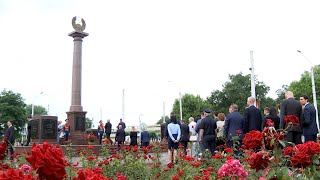 Благодарные приднестровцы несут цветы к местам, напоминающим о трагических событиях 1992 года
