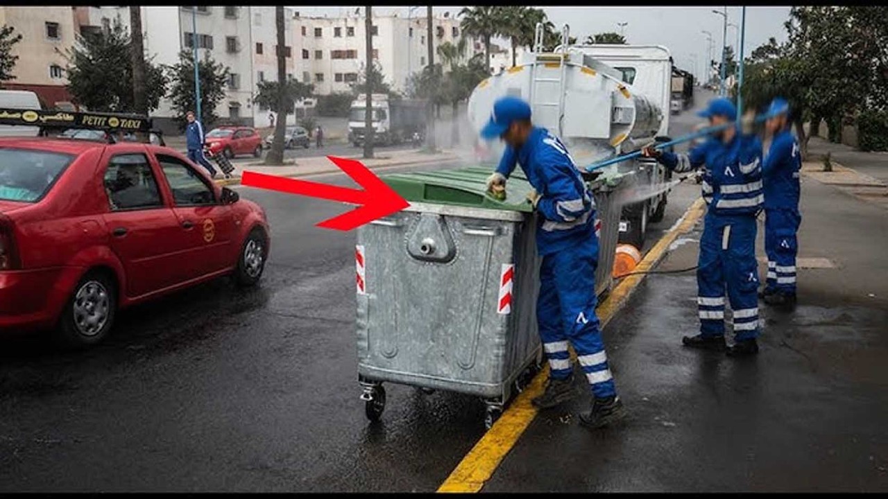 عامل نظافة أراد جمع كومة نفايات من مزبلة فوقع على امر لم تصـدقه عيناه