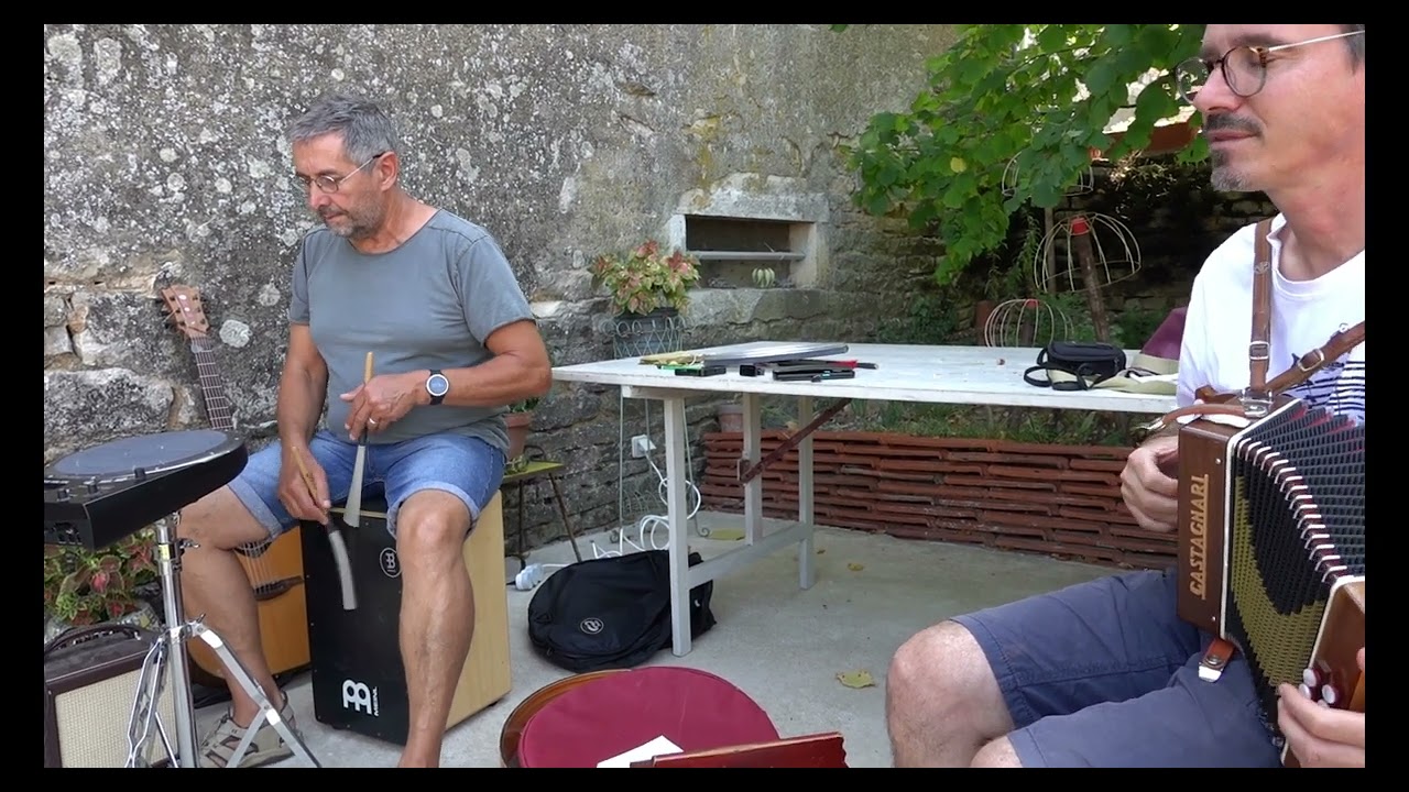 La maison aux volets bleus (composition de S Butté) trio grands mères et soufflets
