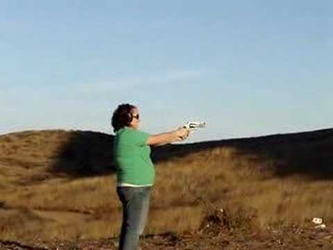 linda shoting 500 S&W with 4 inch barrel