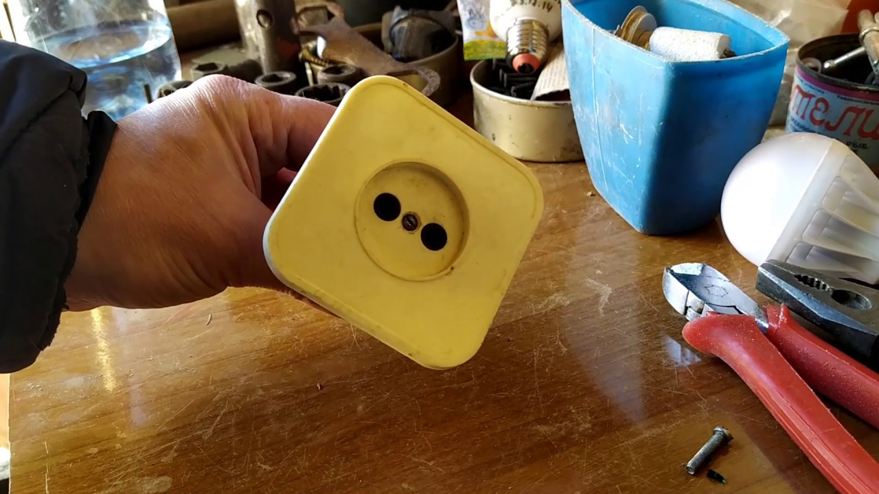 Как сделать розетку из лампочки с входом под электрический патрон - YouTube