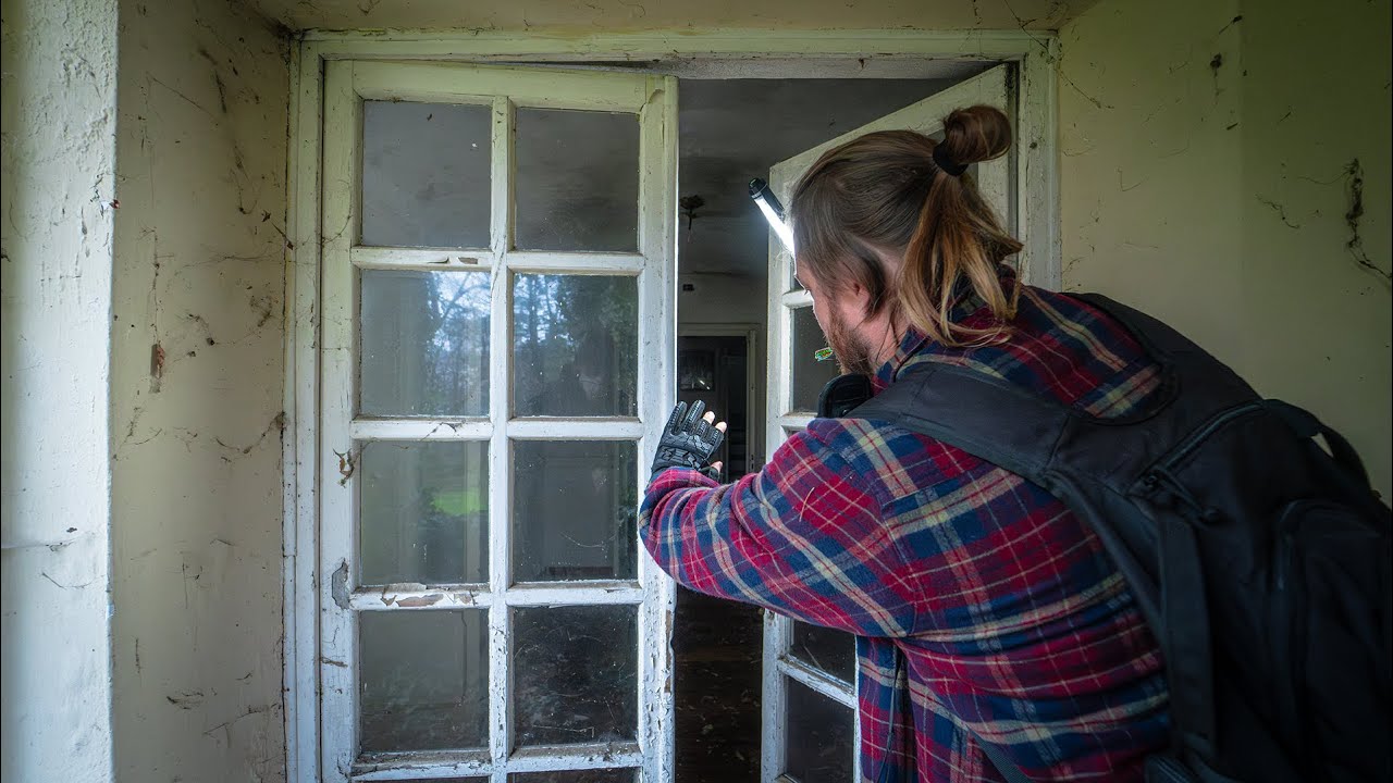 VILLA ABBANDONATA COMPLETAMENTE APERTA DAI LADRI CHE HANNO PREPARATO LA REFURTIVA NEI SACCHI NERI