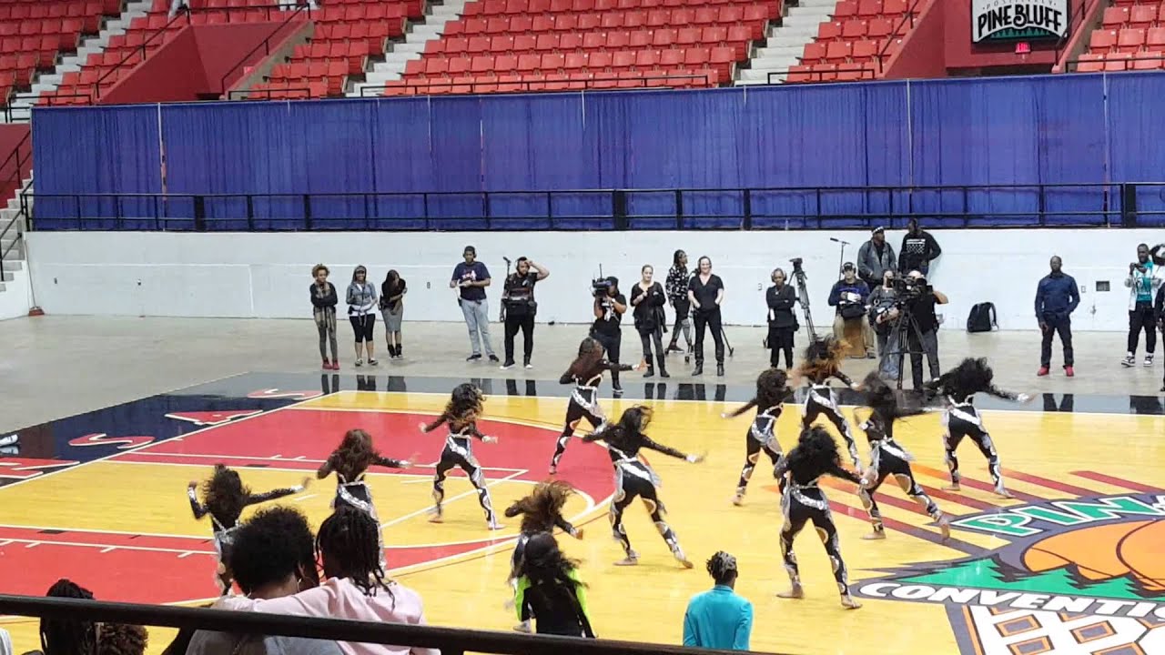 Dancing Dolls vs ID Medium