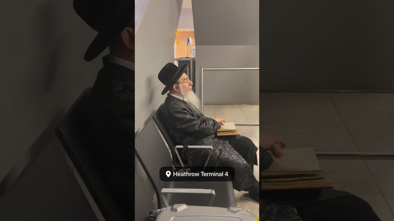 כ״ק האדמו״ר מאלכסנדר בתפילת מעריב בשדה התעופה בלונדון