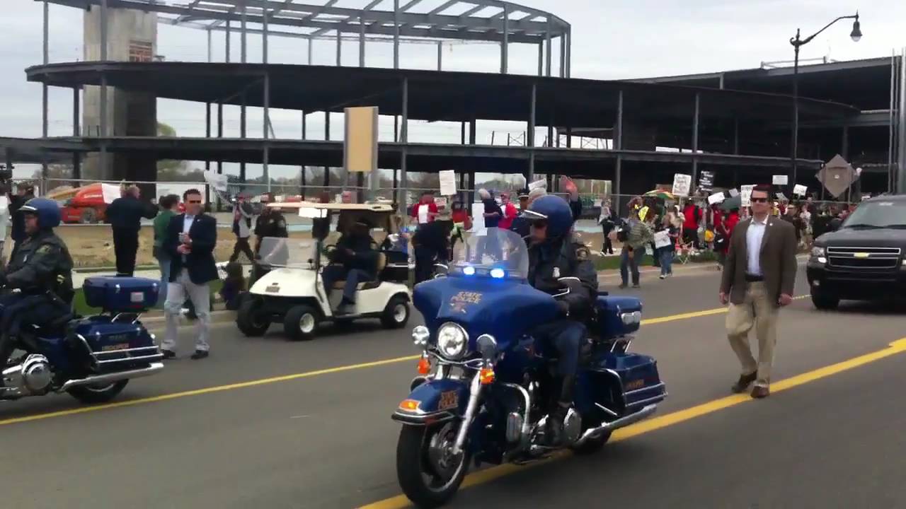 Rick Snyder enters Benton Harbor as the Grand Marshal of the