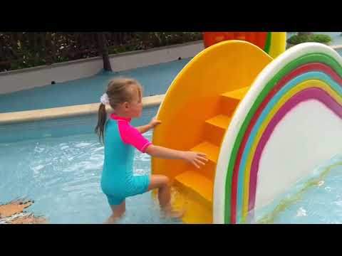 Sofia в детском бассейн в отеле Aloha oceanfront suite  resort 5* Китай  Хайнань 2018