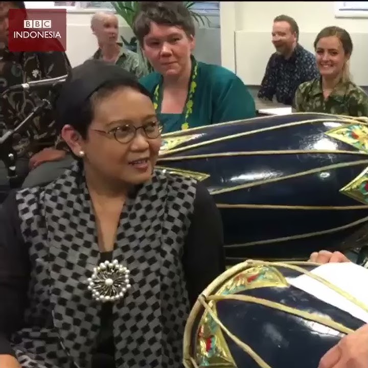 Bule London pencinta gamelan ngobrol menggunakan bahasa Jawa dengan mentri luar negeri