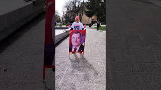 Zastave, plakat i podrška Dodiku ispred NSRS