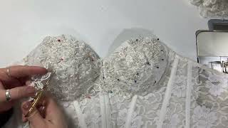 Decoración de un vestido a base de bustier