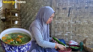 masak untuk pak tukang,sampai nambah terus ,sayur bening gambas,sambel kecap, bakwan udang