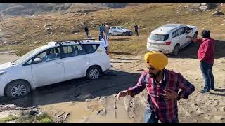 Innova Crysta rescued by Ford Endeavour in Manali Himachal Pradesh || Power of Endeavour #shorts