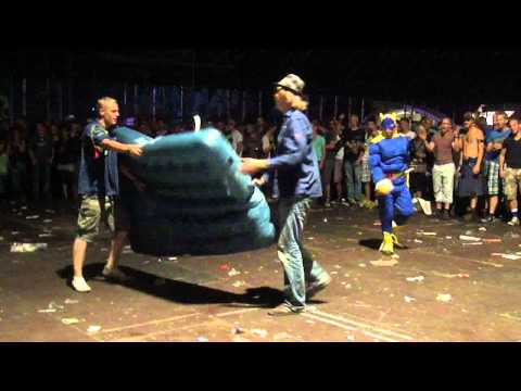 Luchtbedden gevecht op Lowlands '10