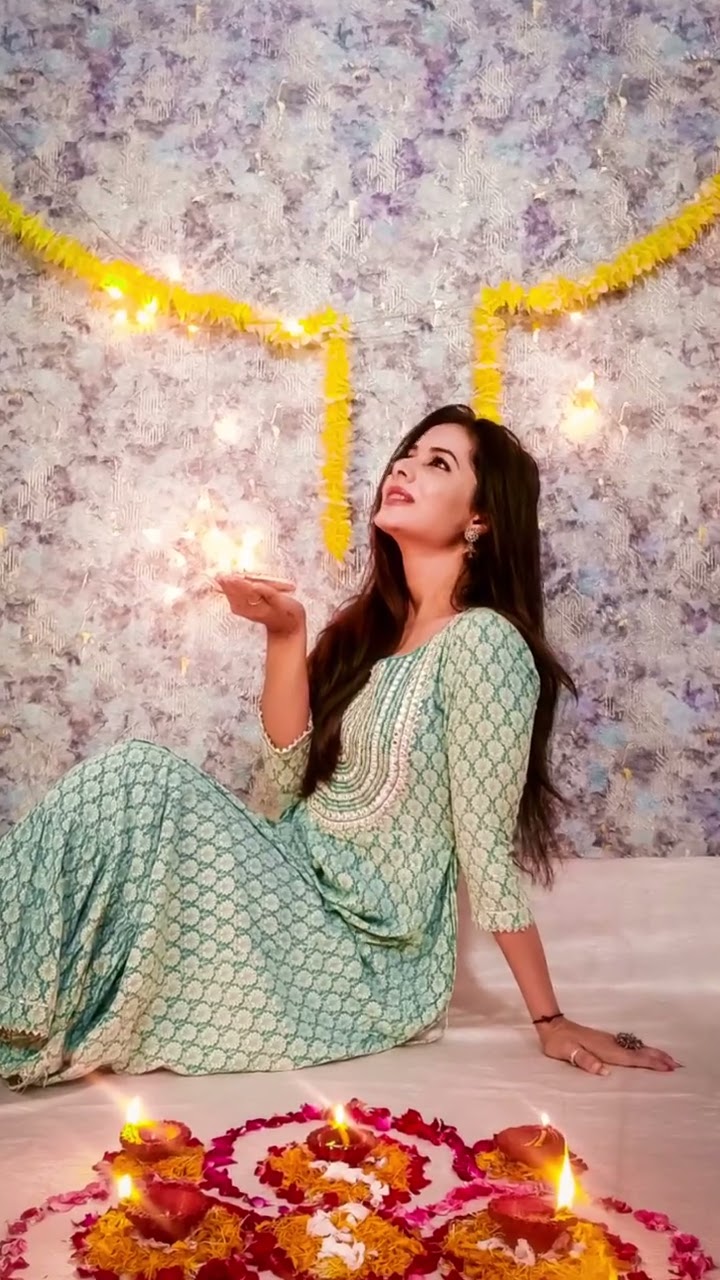 A beautiful young Indian woman in traditional sari dress holding an oil  lamp light or Diya within the decorative background on the occasion of  Diwali Stock Photo - Alamy