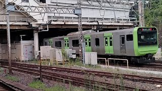 【外回り】E235系都トウ50編成が東京・品川方面行きとして上野駅に入線到着停車するシーン(909G)2023.8.20