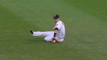 BAL@MIN: Dozier robs Parmelee of hit with nice stop