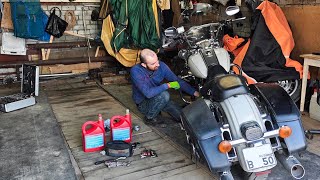 видео: Чем чаще, тем лучше! Камил меняет моторное масло на Harley-Davidson Road King 2014! картинка: Чем чаще, тем лучше! Камил меняет моторное масло на Harley-Davidson Road King 2014!
