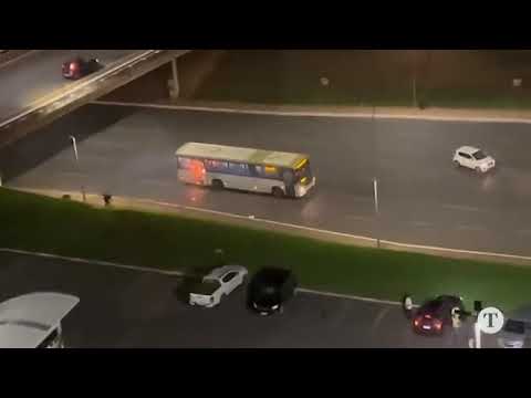 Ato terrorista em Brasilia 12/12/ ao atear fogo no ônibus grita fora bolsonaro