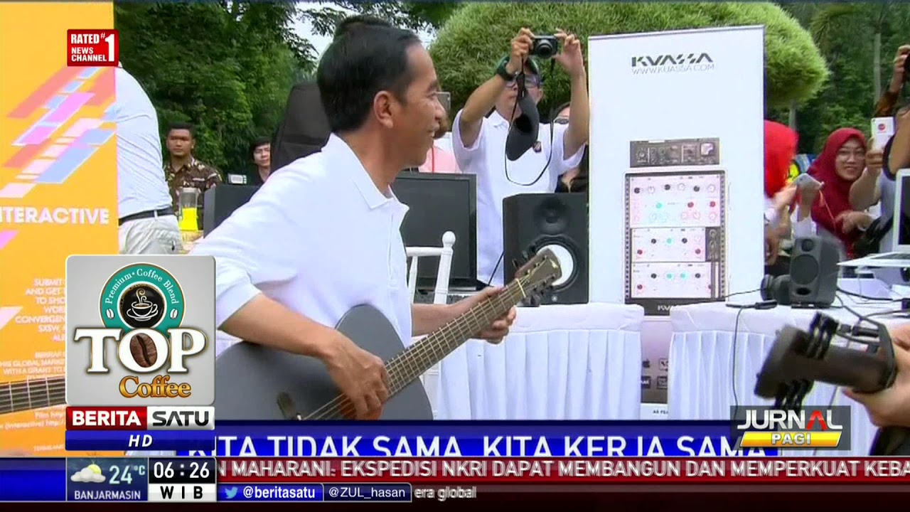 Jokowi Coba Main Gitar di Peringatan Hari Sumpah Pemuda 