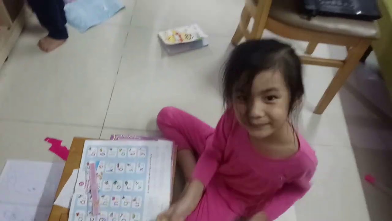 Sunny Bond học bài