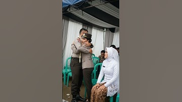 Viral pengantin pria memeluk mantan di pernikahan