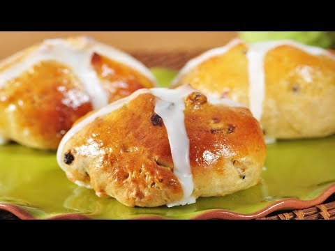 hot-cross-buns-recipe-demonstration---joyofbaking.com