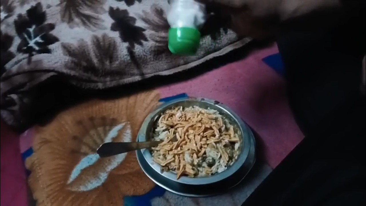 ऐसे कौन खाता है भई |