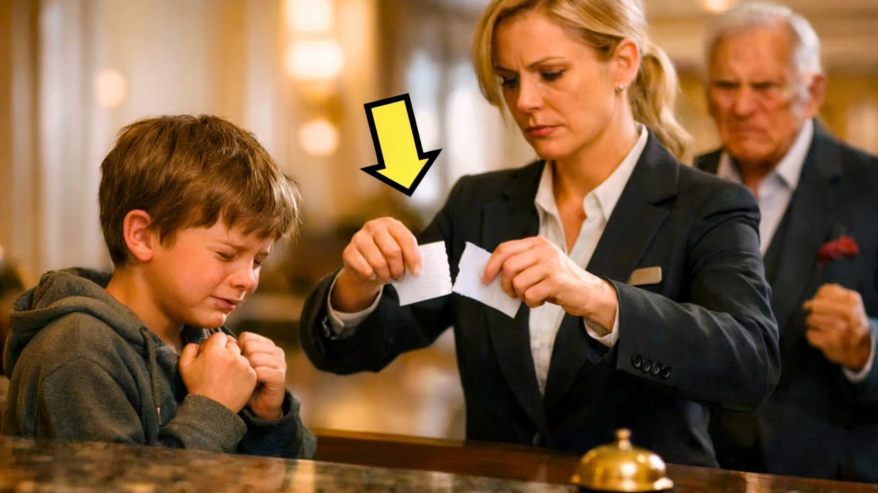 LE GÉRANT A DÉCHIRÉ LE CHÈQUE DU GARÇON PAUVRE… SANS SAVOIR QUE LE PATRON REGARDAIT