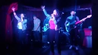 MKN Makenna ft. Valantynes "Tu mirada" en vivo en el caradura.