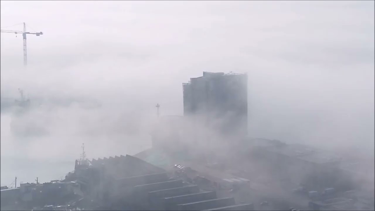 0pkomende mist op Scheveningen