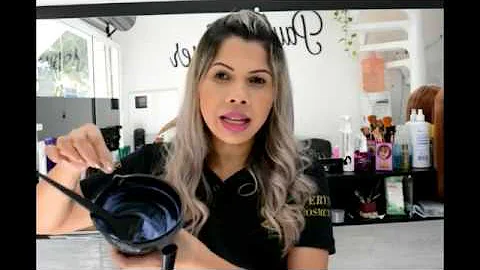 Qual cor neutraliza o amarelo do cabelo?