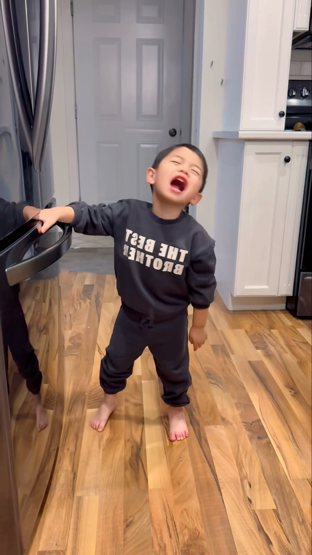 Crying kid gets mom’s help ???❤️??