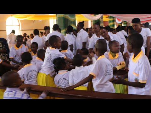 SHUHUDIA WAJUKUU WA ASKOFU ANTONY LAGWEN WALIVYOMKARIBISHA ASKOFU WAO