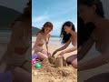 바닷가에서 모래놀이 하는 모델들