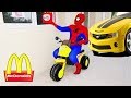 Spiderman CONDUCE a Mcdonalds ! W Juguetes DIivertidos con Spiderman & Hulk