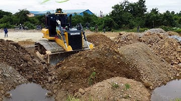 Nicely Landfill Work Use SHANTUI DH17C3 Massive Dozer Pushing Stones into Flood Land with Dump Truck