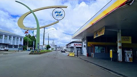 Que Estado faz divisa com Campos Novos?