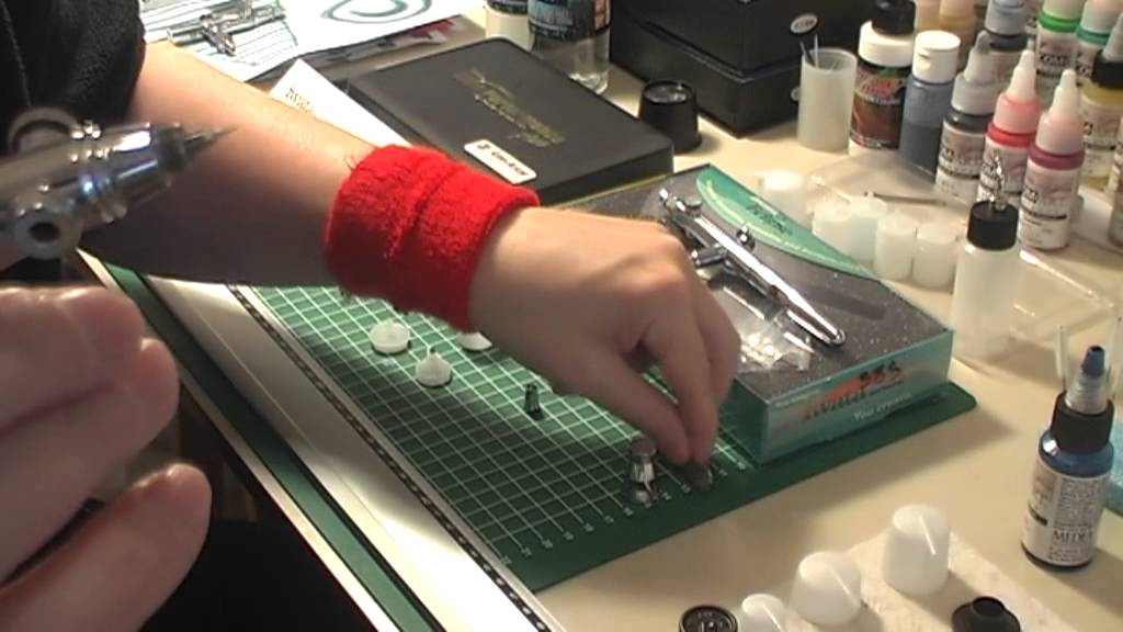 Airbrush for Beginners Learn Along with Mel 18 Iwata Side feed