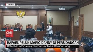 Momen Rafael Alun Peluk Mario Dandy di Persidangan