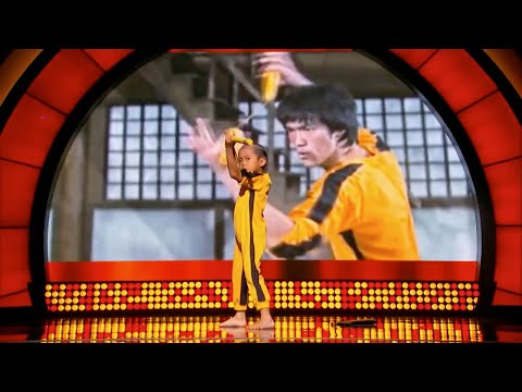 四岁小孩喜欢李小龙，一直苦练双截棍，终于在舞台上表演成名！