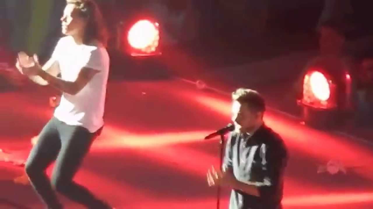 One Direction – Harry gets hit with silly string Detroit 8/29/15