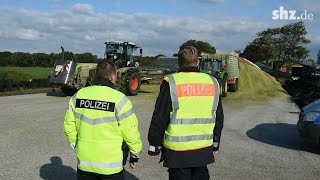 Großkontrolle: Polizei überprüft Erntefahrzeuge