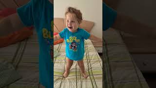 Yatakta Gerileme Atlayan Bebek Kuzey Yatakta Hoplayıp Zıplamayı Çok Seviyor.