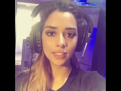 Balqees records Zaffa for Eida Al Minhaly&#039; s brother | بلقيس تسجل زفة إهداء لأخو عيضة المنهالي