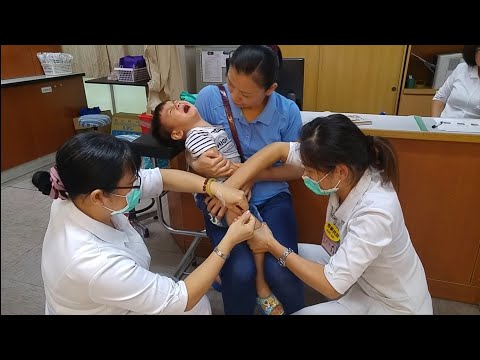 видео: Vaccination Shots for a Kid.寶貝打預防針.小孩打針 Injection,child,baby cry.