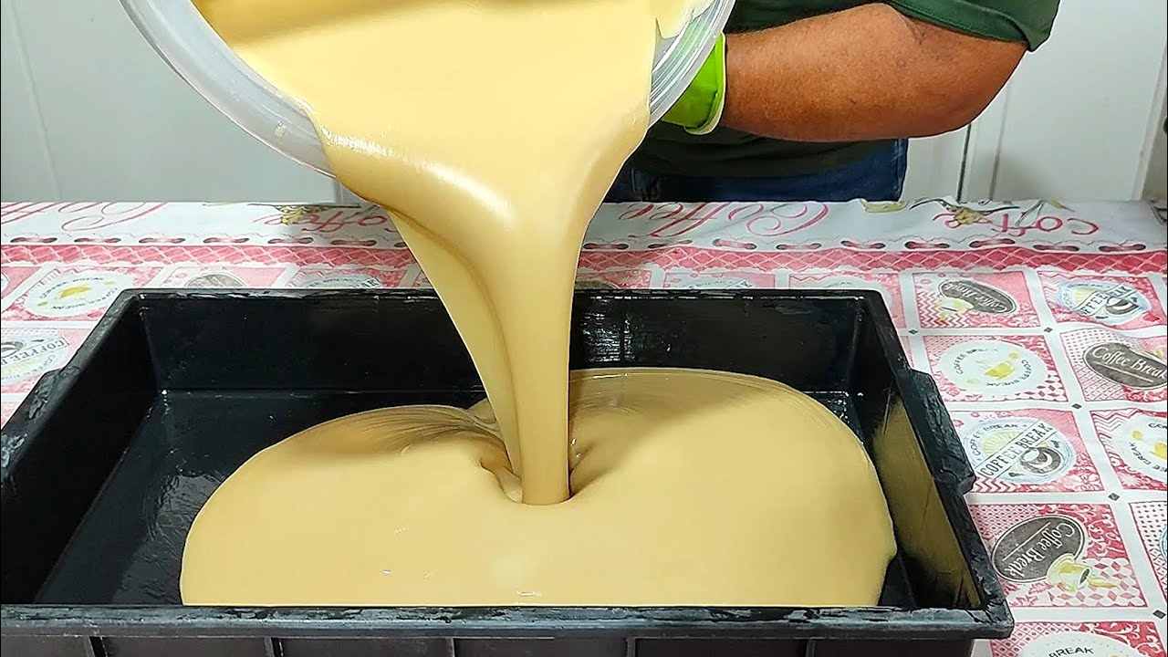 Sabão caseiro do jeito que a dona de casa gosta super espumante que tira manchas das roupas